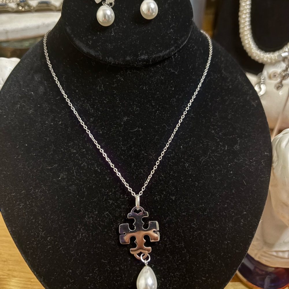 Chic Silver and Pearl Necklace Set